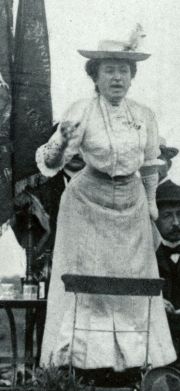 Em 1907, Rosa Luxemburgo discursando em Stuttgart