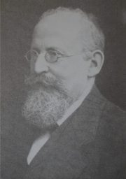 Eduard Bernstein (1850-1932): amigo de Friedrich Engels quando esteve exilado na Inglaterra, foi um dos principais teóricos da corrente revisionista do marxismo. Integrante do SPD, polemizou com Rosa Luxemburgo, que rebateu suas ideias em "Reforma ou Revolução?"