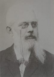 Franz Mehring (1846-1919): ensaísta e historiador alemão, foi editor-chefe de Leipziger Vilkszeitung. Lecionou História na escola SPD, em Berlim, e editou o "Sozialdemokratiche Korrespondenz" com Rosa Luxemburgo e Juliana Marchlewski. Participou da Liga Spartakus e do KPD.