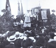 Em 1907, Rosa Luxemburgo discursando em Stuttgart