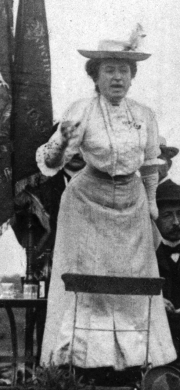 Em 1907, Rosa Luxemburgo discursando em Stuttgart