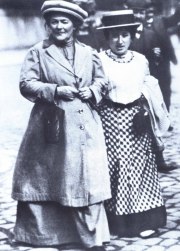 Em 1910, Rosa Luxemburgo e Clara Zetkin  a caminho do congresso SPD, em Magdeburg