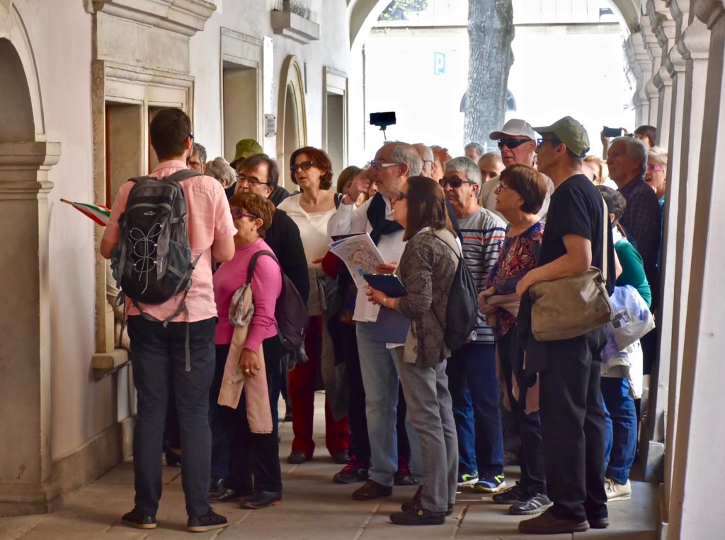 Turistas estrangeiros em Zamość, no lugar onde até março de 2018 estava pregada a placa em memória de Rosa Luxemburgo. (Foto: Holger Politt)